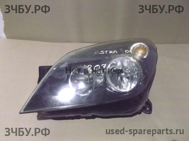 Opel Astra H Фара левая