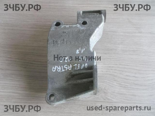 Opel Astra H Кронштейн генератора