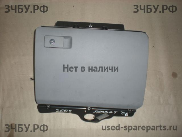 Volkswagen Passat B6 Бардачок