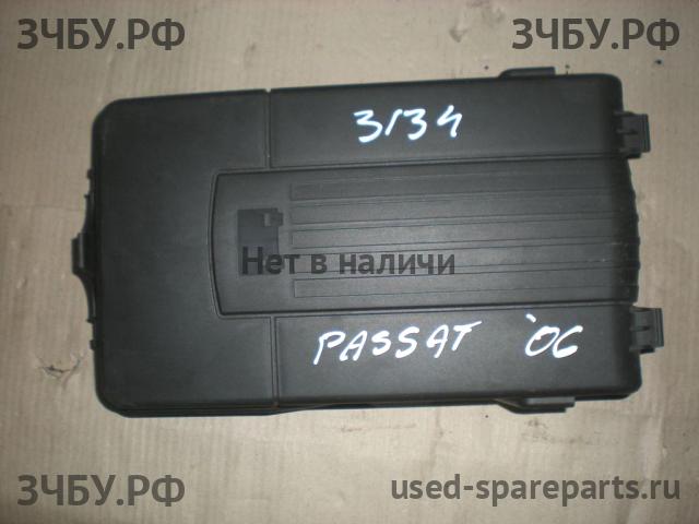 Volkswagen Passat B6 Корпус аккумулятора