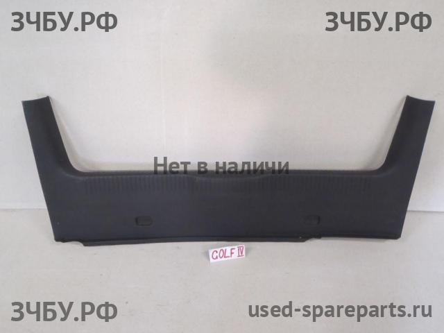 Volkswagen Golf 4 Накладка задней панели