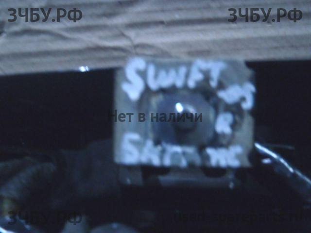 Suzuki Swift 2 Петля двери багажника