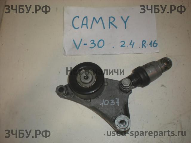 Toyota Camry 5 (V30) Кронштейн ролика натяжения ремня