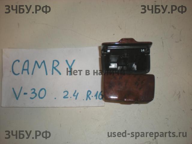 Toyota Camry 5 (V30) Пепельница