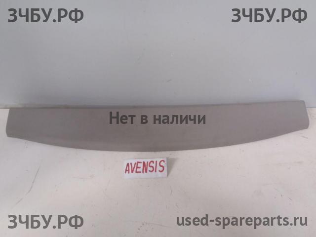 Toyota Avensis 2 Обшивка двери багажника