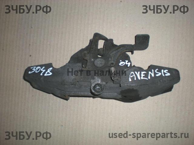 Toyota Avensis 2 Замок капота