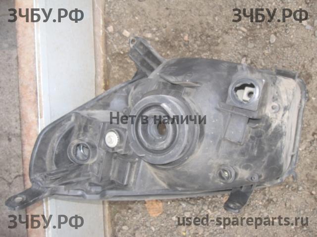 Toyota RAV 4 (2) Фара правая