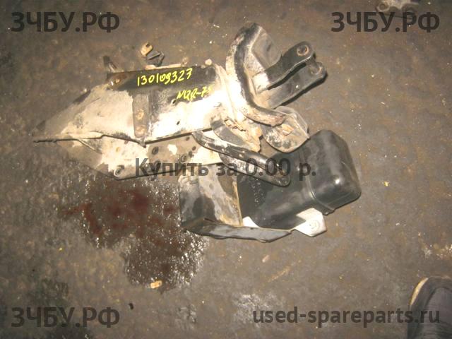 Isuzu NQR 75P Кронштейн