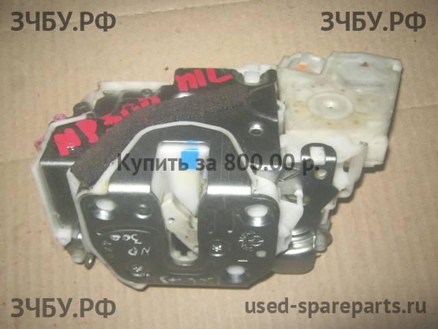Nissan NP300 1 (D40) Замок двери передней левой