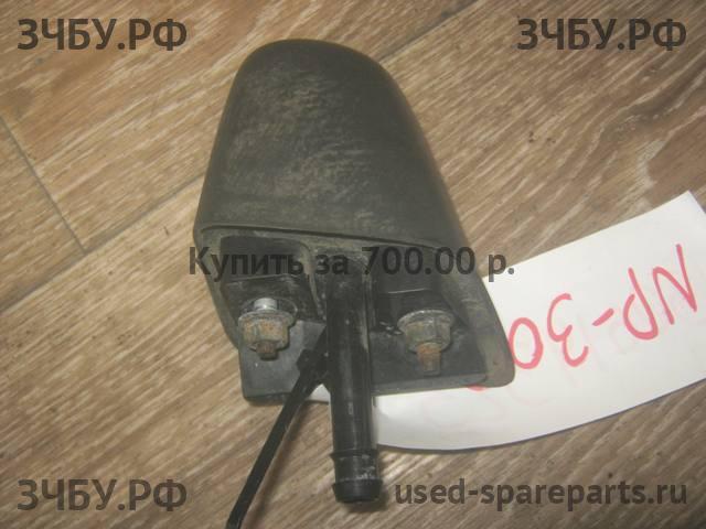 Nissan NP300 1 (D40) Форсунка омывателя фары левая