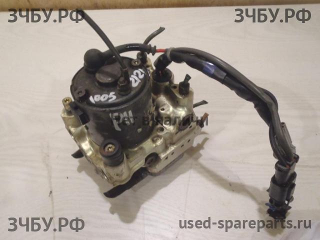 Nissan Primera P11 Блок ABS (насос)