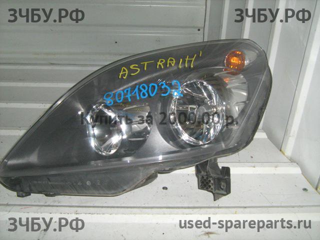 Opel Zafira B Фара левая