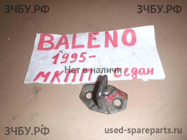 Suzuki Baleno 1 Ответная часть замка багажника