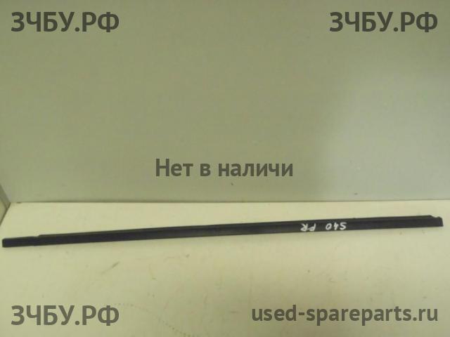 Volvo S40 (1) Накладка стекла