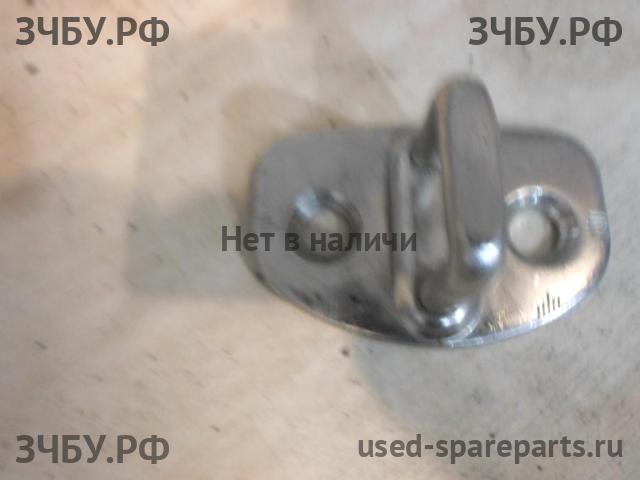 Volkswagen Golf 4 Ответная часть замка двери