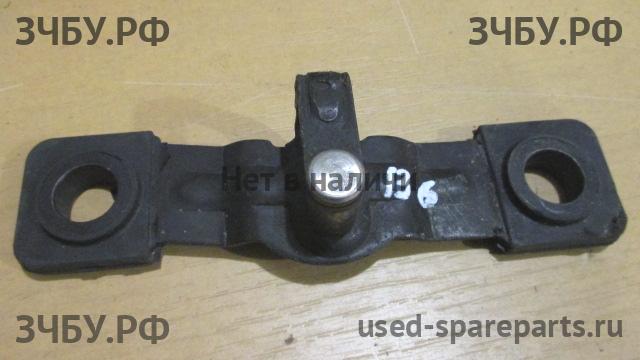 Volkswagen Passat B6 Ответная часть замка багажника