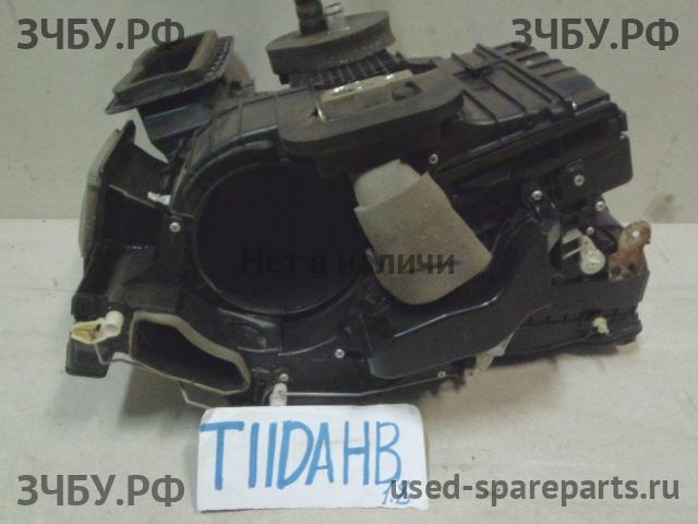Nissan Tiida 1 Заглушка