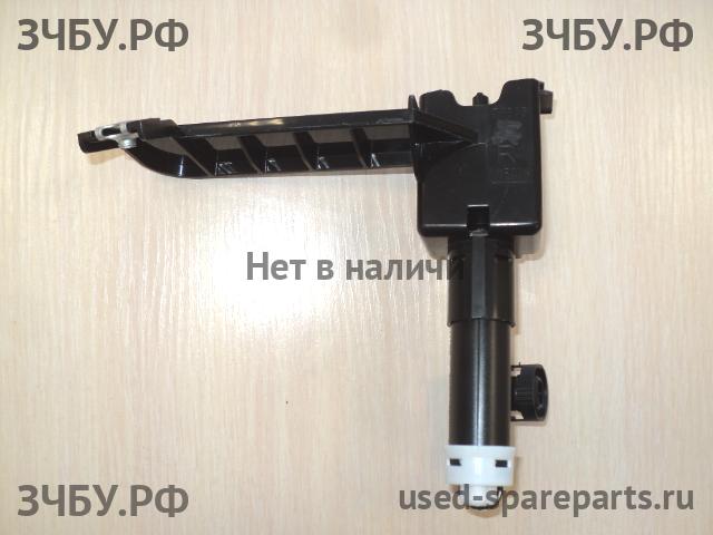 Lexus IS (2) 250/350 Форсунка омывателя фары правая