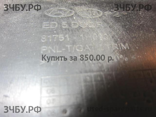 KIA Ceed 1 Обшивка двери багажника