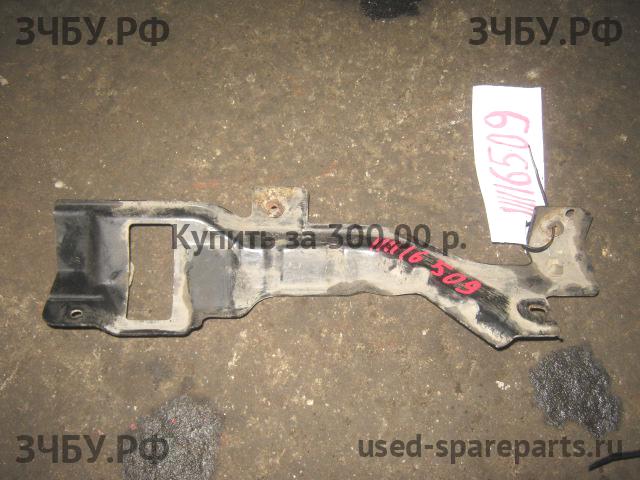 Isuzu NQR 71P Кронштейн фары левой