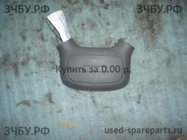 Isuzu NQR 75P Накладка звукового сигнала (в руле)