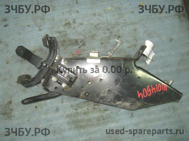 Isuzu NQR 75P Кронштейн