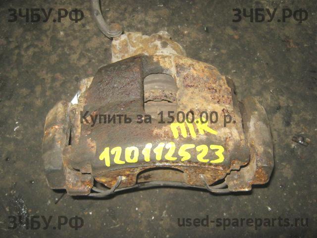 Toyota Avensis 1 Суппорт передний правый (в сборе со скобой)