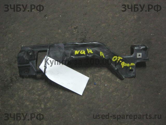 Isuzu NQR 71P Кронштейн фары правой