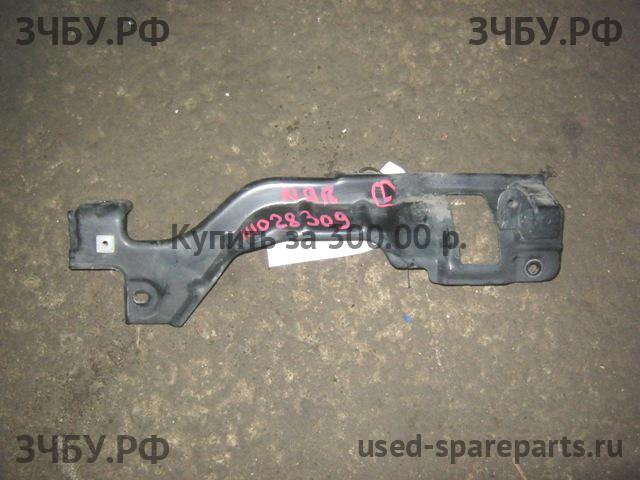 Isuzu NQR 71P Кронштейн фары левой